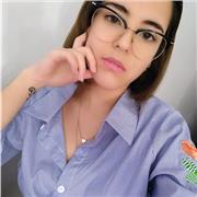 Estudiante de diseño gráfico bilingüe, en el último año de conseguir el título de tutora de inglés, ofrece servicios como tutora de inglés, tanto como clases de conversación para mejorar el acento y la fluidez y a su vez clases de escritura, centrado en l